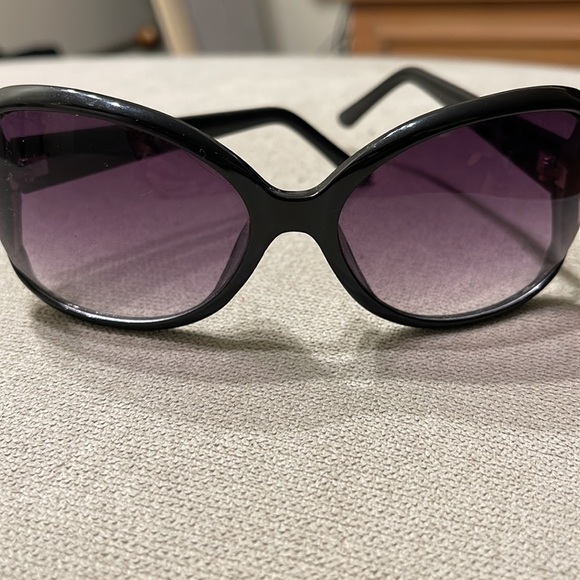 Vince Camuto Sunglasses - Picture 4 of 4